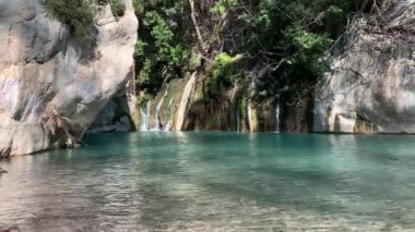 mavi, turkuaz berrak, kayaların arasında bir dağ nehrinin şeffaf suyu, küçük bir şelale, üzerimizde akan su dalgaları, Türkiye 'nin güzel doğası