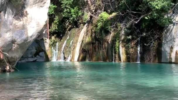 トルコ石 岩の間の山の川の透明度の高い水 小さな滝 水の波紋が私たちに移動し トルコの美しい自然 — ストック動画