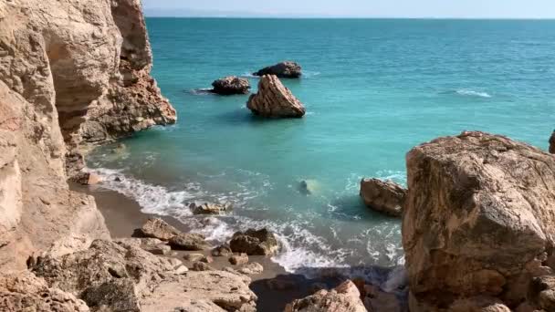 Вид Море Коричневі Камені Скелі Серед Прихований Секретний Пляж Піском — стокове відео
