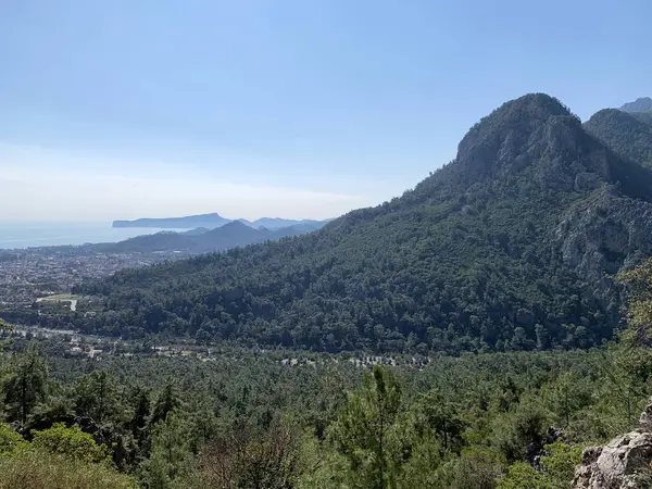 Blick Auf Die Berge Mit Vegetation Bedeckt Mehrere Gipfel Gipfel — Stockfoto