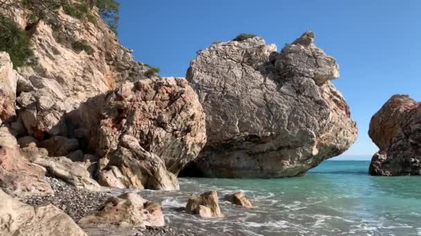 Borda Praia Terminou Com Rochas Pedras Grandes Água Azul Turquesa — Vídeo de Stock