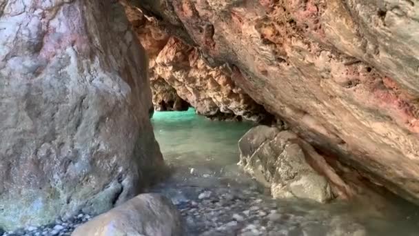 Cave Sea Shallow Water Knee Deep Stones Bottom Powerful Stones — Stock Video