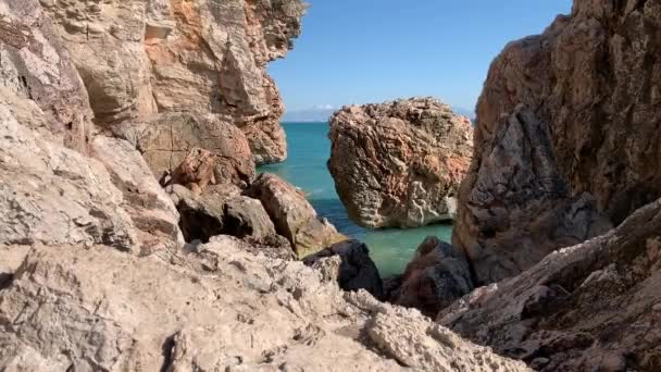 Attraverso Rocce Può Vedere Pezzo Mare Con Acqua Limpida Blu — Video Stock