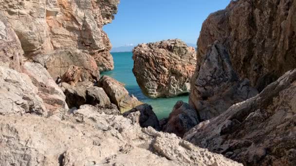 Durch Die Felsen Sieht Man Ein Stück Meer Mit Klarem — Stockvideo