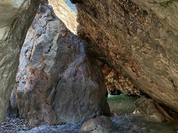 Caverna Beira Mar Águas Rasas Pedras Redondas Fundo Pedras Poderosas — Fotografia de Stock