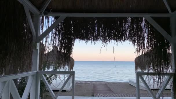 Utsikt Från Strandtältet Med Ett Halmtak Över Havet Tidig Kväll — Stockvideo