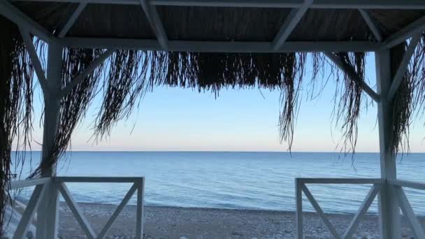 Utsikt Från Strandtältet Med Ett Halmtak Över Havet Tidig Kväll — Stockvideo