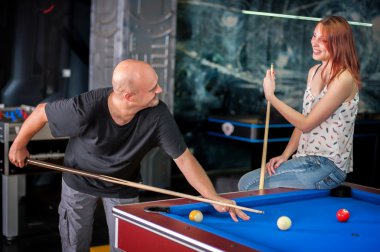 Güzel çift pool oyunu üzerinde flört