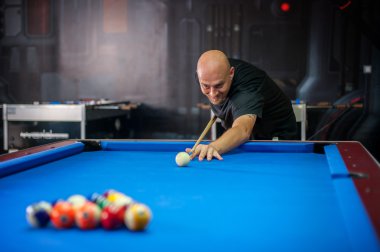 Genç adam barda Pool oyunu oynarken