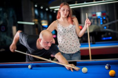 Güzel çift pool oyunu üzerinde flört