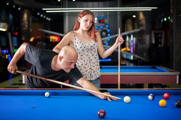 Schönes Paar flirtet auf einem Pool Spiel — Stockfoto