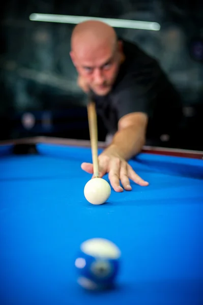 Jovem jogando jogo de bilhar no pub — Fotografia de Stock