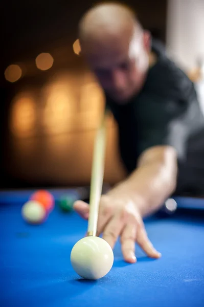 Young man playing pool game in pub — Stock Photo, Image