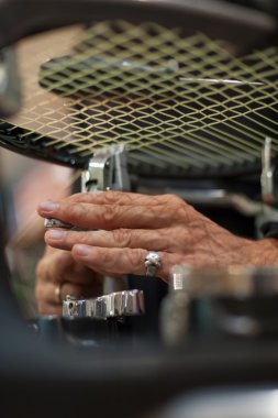 Tenis stringer elinde raket çekimi yaparken yakın çekim