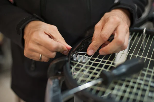 Primo piano di tennis stringer mani facendo racchetta corda — Foto Stock