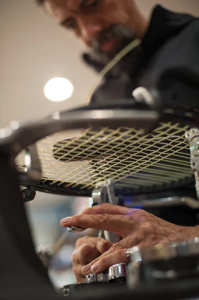 Tenisz stringer kéz csinál drót ütő közelről — Stock Fotó