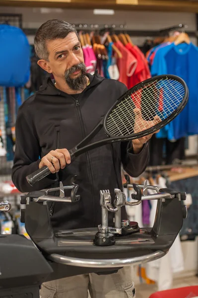 Tennis stringer fare racchetta stringing — Foto Stock