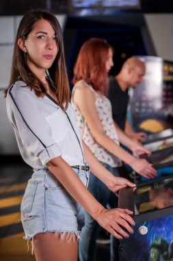 Pinball arcade oynayan insanlar