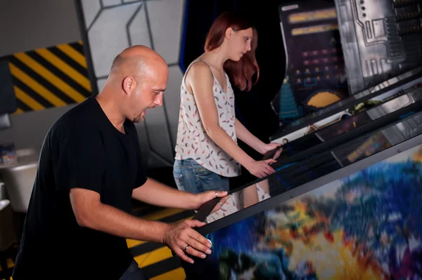 Les gens qui jouent au flipper à l'arcade — Photo