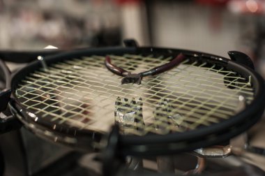 Tenis raketi çekimi makinesi detay