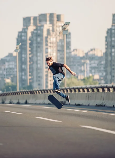 Skater haciendo trucos y saltando en el puente de la carretera de la calle. Fr. —  Fotos de Stock