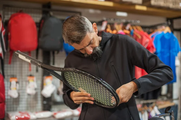 Tennis stringer fare racchetta stringing — Foto Stock