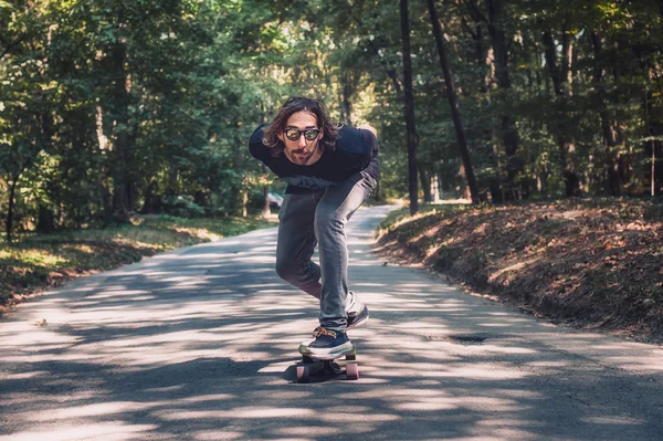 Longboard skaten - Skateboarder rit een longboard via de fo — Stockfoto