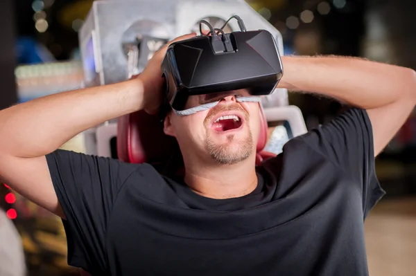 Hombre jugando juego en gafas de realidad virtual —  Fotos de Stock
