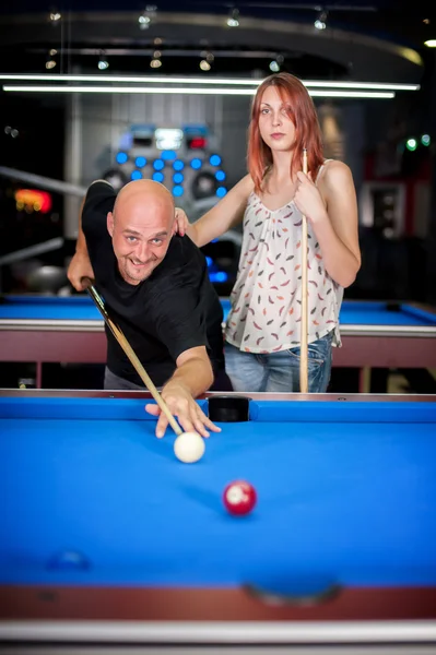 Schönes Paar flirtet auf einem Pool Spiel — Stockfoto