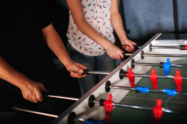 Amigos divirtiéndose jugando futbolín de mesa — Foto de Stock