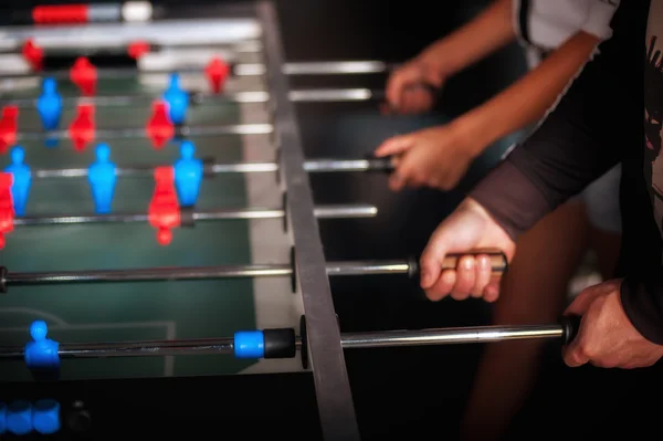 Amigos se divertindo jogando matraquilhos de mesa — Fotografia de Stock