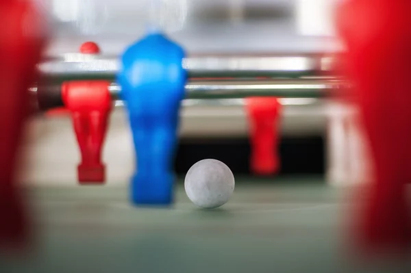 Rode en blauwe tafelvoetbal spelers in een rij — Stockfoto