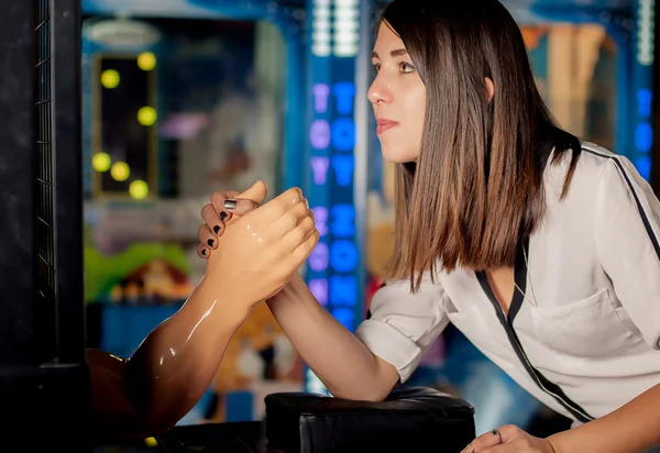 Jovem mulher se divertir na sala de jogos — Fotografia de Stock