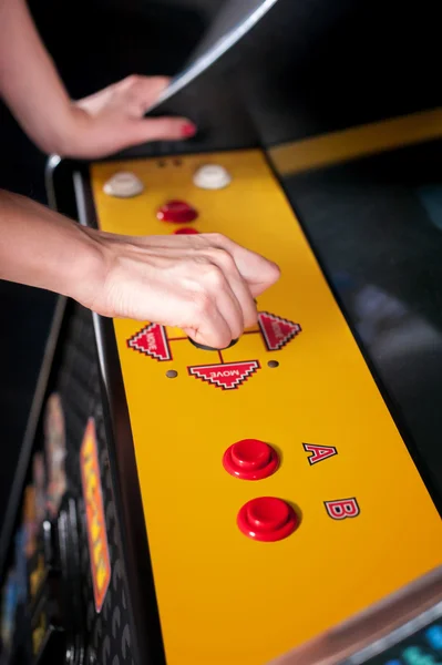 Jonge vrouw spelen arcade — Stockfoto