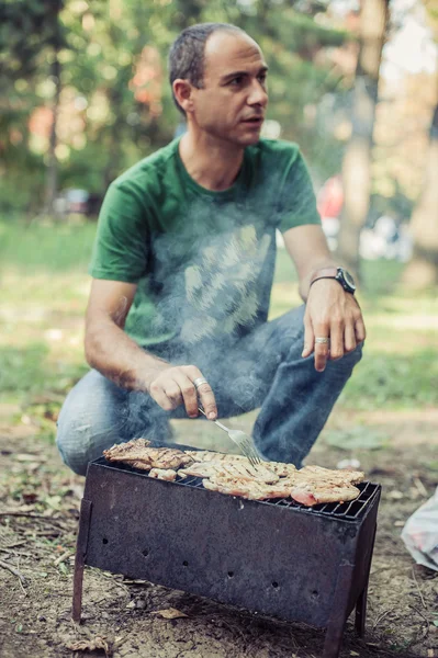 Man die barbecue in het park — Stockfoto