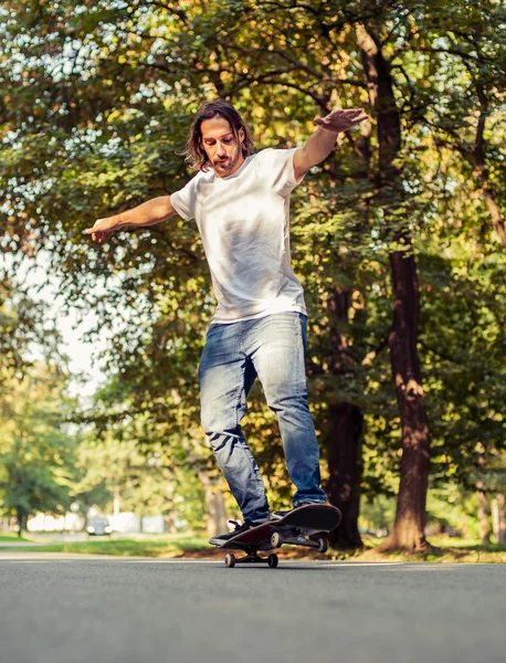 Скейтбордист на скейтборде на двух колесах — стоковое фото