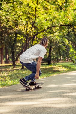 Ormandaki bir yamaç sürme kaykaycı