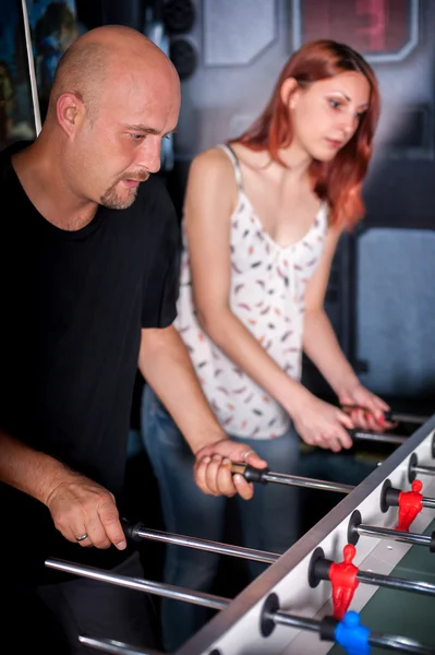 Vrienden tabel tafelvoetbal spelen — Stockfoto