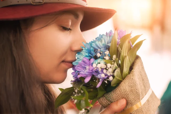 여 자가 냄새가 꽃 꽃다발 — 스톡 사진