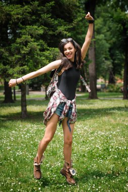 Eğleniyor ve güneşli bir günde ormanda atlama genç kadın