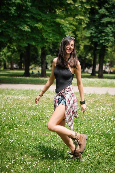 Jonge vrouwen met plezier en springen in het bos op een zonnige dag — Stockfoto