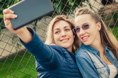 İki güzel arkadaşlar komik selfie Tablet