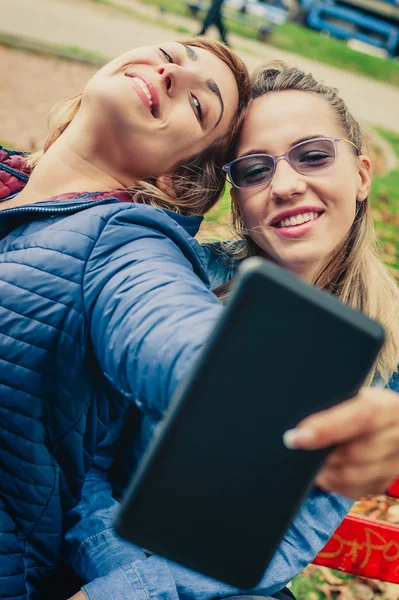 Dwóch przyjaciół piękne śmieszne selfie na tablecie — Zdjęcie stockowe