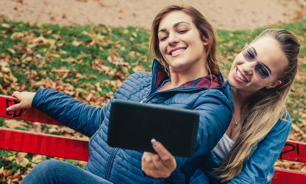 Zwei schöne Freunde lustiges Selfie auf einem Tablet — Stockfoto