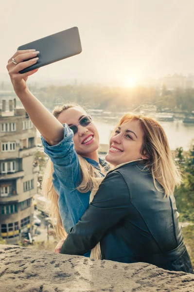 Dwóch przyjaciół piękne śmieszne selfie na tablecie — Zdjęcie stockowe