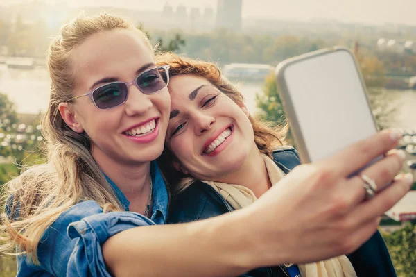 Dwa piękne przyjaciele Dokonywanie selfie — Zdjęcie stockowe