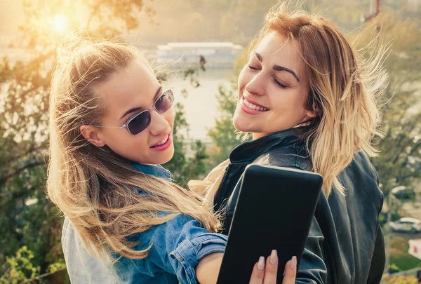 Dwóch przyjaciół piękne śmieszne selfie na tablecie — Zdjęcie stockowe