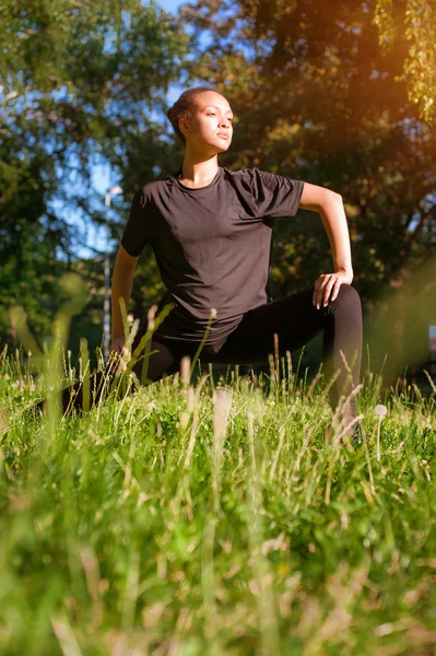 Ejercicio de mujer al aire libre en el parque —  Fotos de Stock