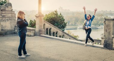 Atış bir ona bir fotoğraf çekici bir kız fotoğrafçı arkadaş