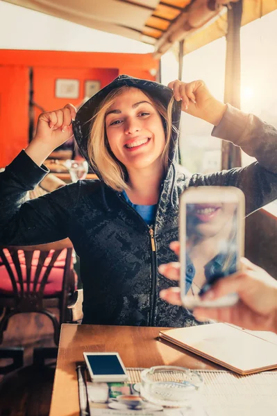Aufnahme eines Mädchens, das ein Foto ihres Freundes mit dem Handy macht — Stockfoto
